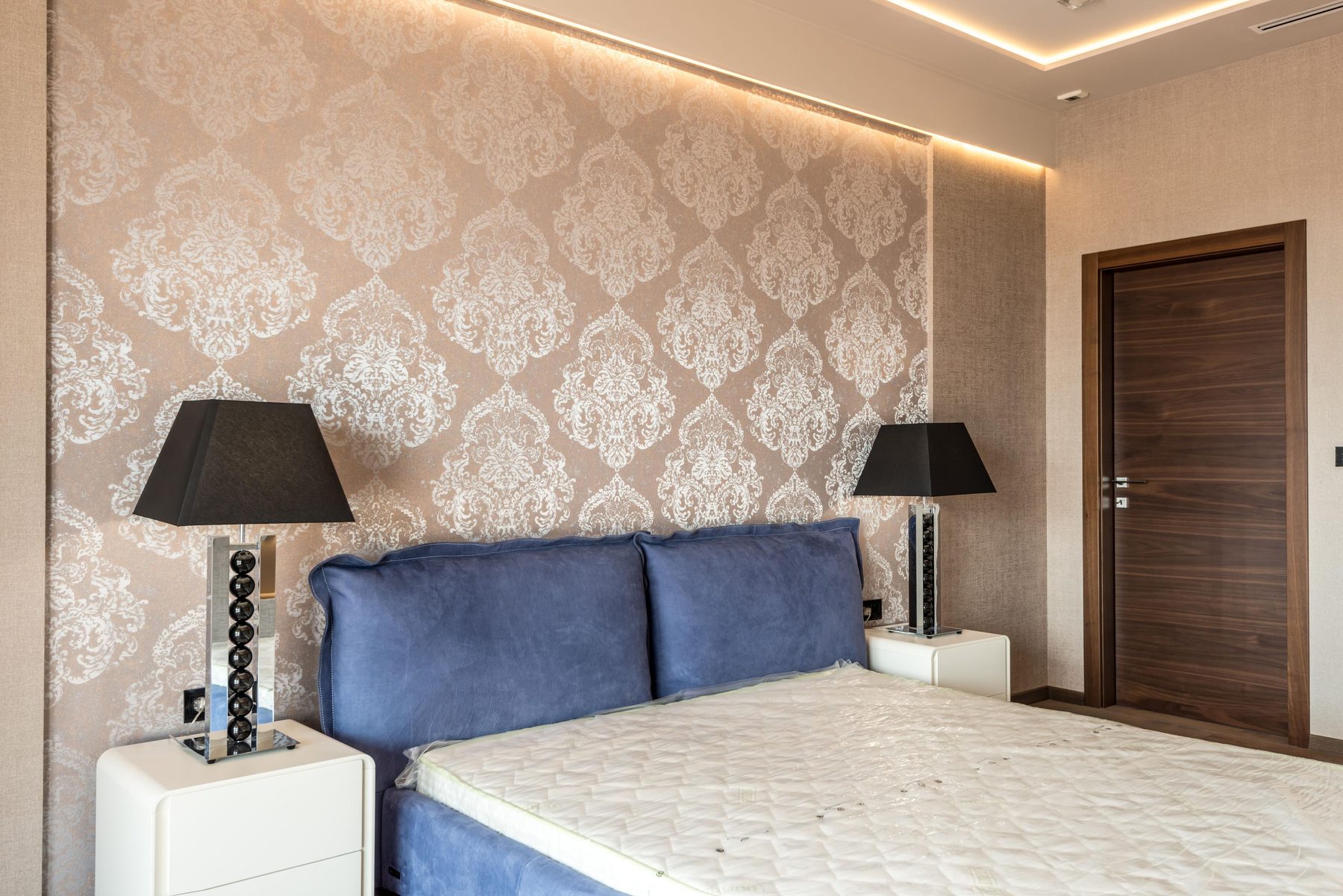 Luxury damask wallpaper bedroom